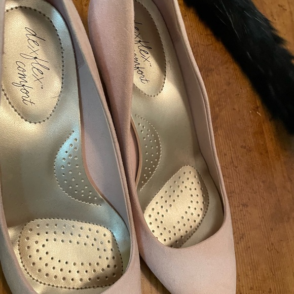 Light pink velvety small heel. - Picture 3 of 9